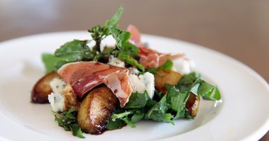 Pear, gorgonzola, prosciutto, goat’s cheese and rocket salad